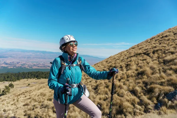 在墨西哥山区登山的女人 — 图库照片