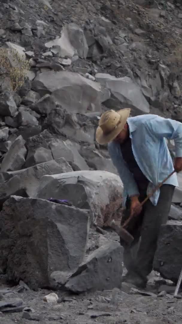 Ανοικτή εκχύλιση ηφαιστειακού πετρώματος — Αρχείο Βίντεο