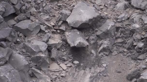 Nyitott gödör vulkanikus kőzet kitermelése — Stock videók