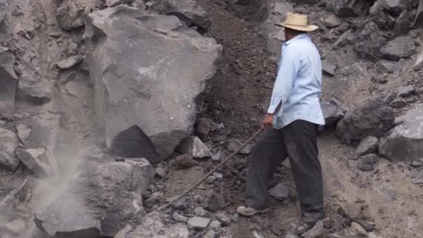 Відкрита яма вулканічного видобутку породи — стокове відео