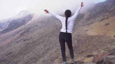 Dağın tepesinde dans eden kadın