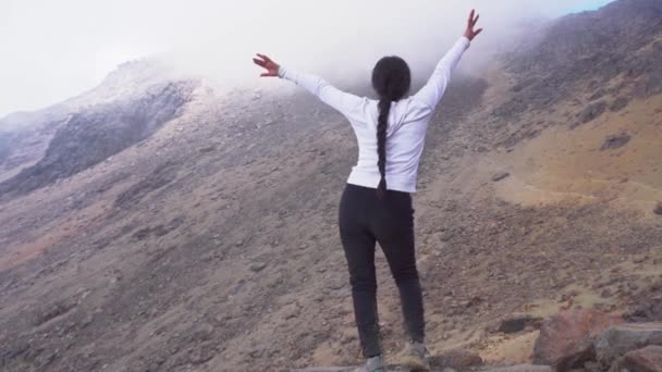 Kobieta tańcząca na szczycie góry — Wideo stockowe