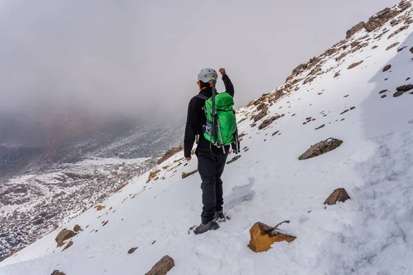 Dospělý pěší turista zimní horolezectví — Stock fotografie