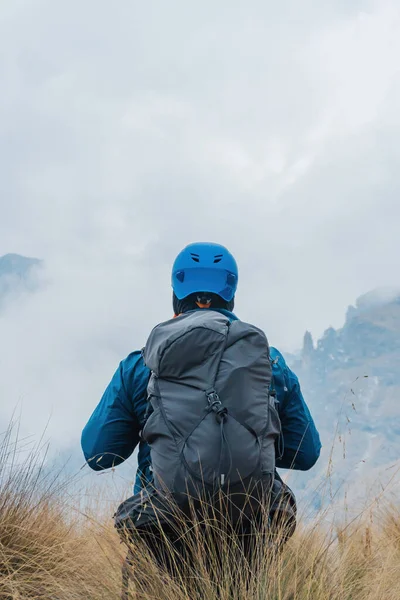 Ein erwachsener Wanderer beim Winterbergsteigen — Stockfoto