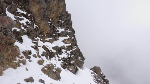 雪に覆われた山でのタイムラプスハイカーは — ストック動画