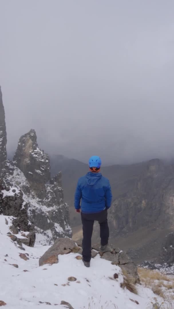 มุมมองไกลของนักปีนเขาเดินกับกระเป๋าเป้สะพายหลังลงเขาใน Iztaccihuatl-popocatepetl Valley — วีดีโอสต็อก