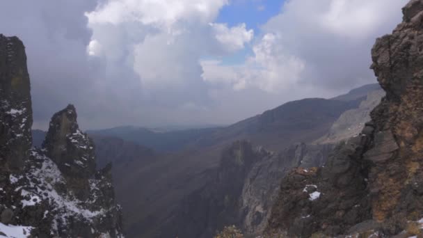 Timelapse πεζοπόρος στο χιονισμένο βουνό — Αρχείο Βίντεο