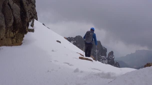 Группа туристов в горах — стоковое видео