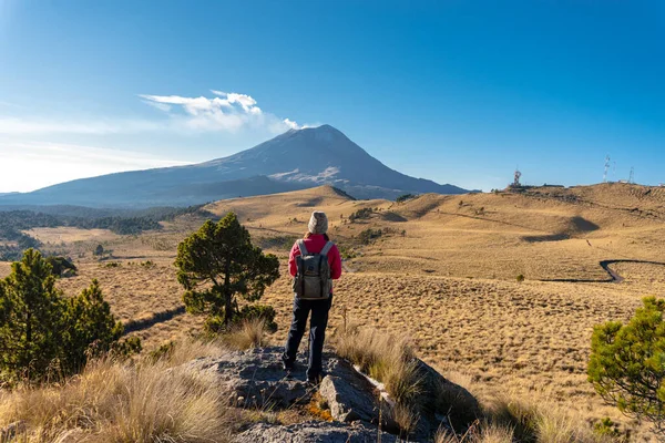 Bergbeklimmer Wandelen op de berg met uitzicht op popocatepetl vulkaan — Stockfoto