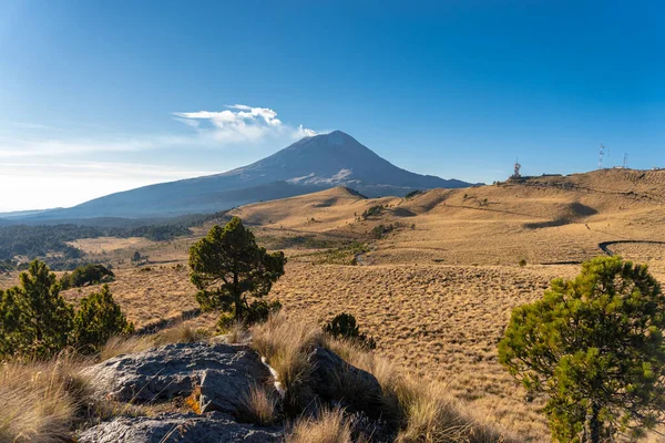 Nuvem acima do vulcão ativo no México — Fotografia de Stock