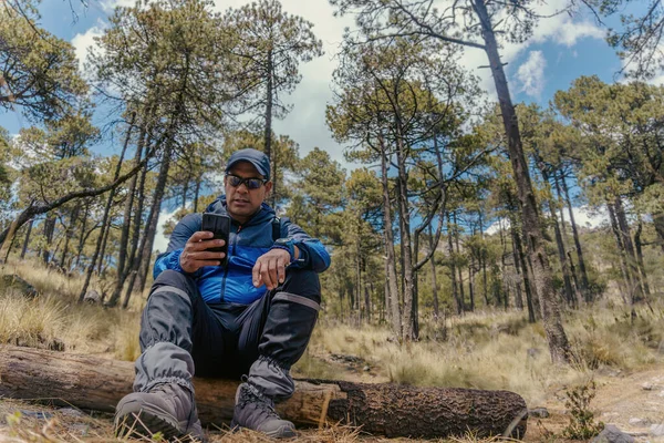 Un homme avec téléphone dans la forêt — Photo
