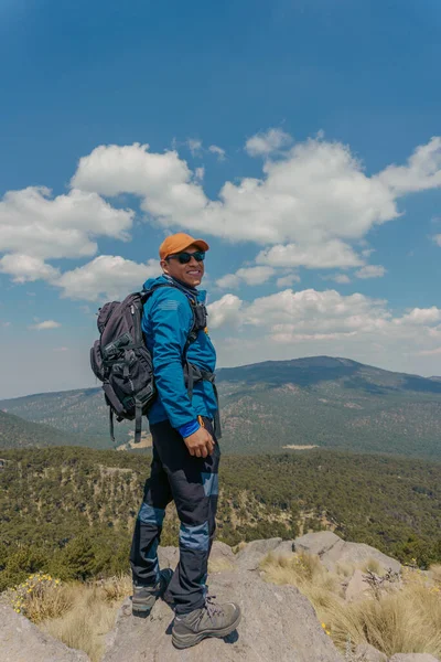 Une personne debout sur un rocher avec un point de vue de montagne — Photo