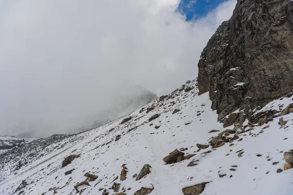 Camino nevado a las puertas en el volcán iztaccihuatl — Foto de Stock