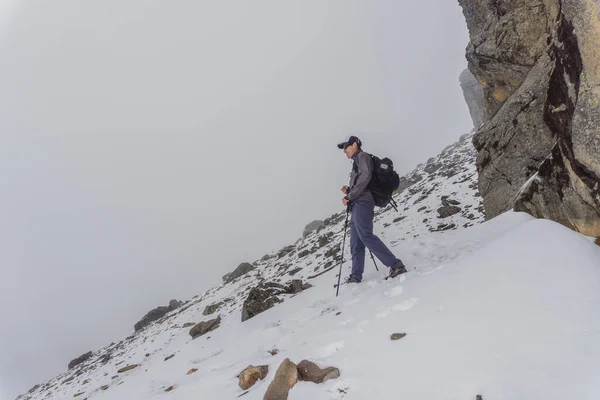 Homem caminhando na montanha — Fotografia de Stock