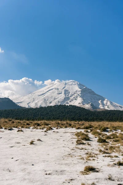 Nevado volcán popocatepetl con cielo azul — Foto de Stock