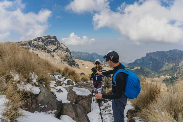 Een paar wandelaars die selfie portretten maken op het bergpad — Stockfoto