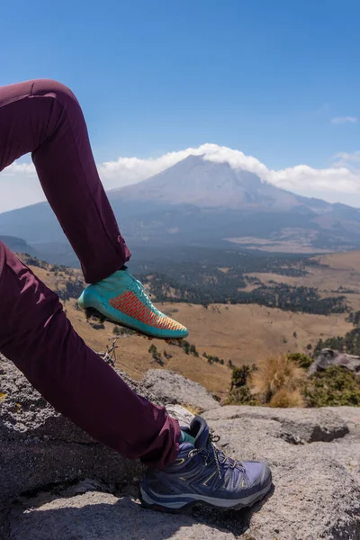 Füße mit Fußballschuhen und Bergstiefeln — Stockfoto