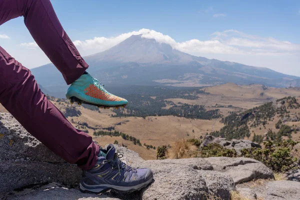 Stopy z piłką nożną i buty górskie — Zdjęcie stockowe