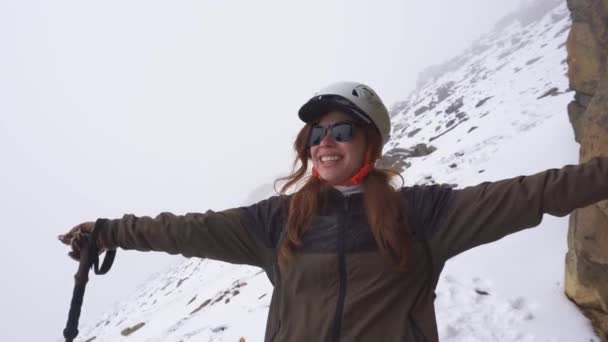 Una mujer en el volcán iztaccihuatl México — Vídeo de stock