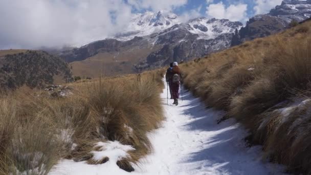 Dwóch młodych turystów w wulkanie iztaccihuatl krajobraz — Wideo stockowe