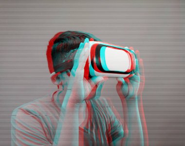 çocuk sanal gerçeklik simülatörü kulaklığı kullanıyor