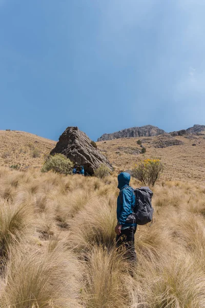 Homme montant la montagne au Mexique — Photo