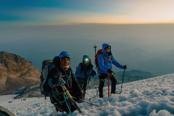 Three climbers on the glacier of the pico de orizaba volcano — Stock Photo, Image