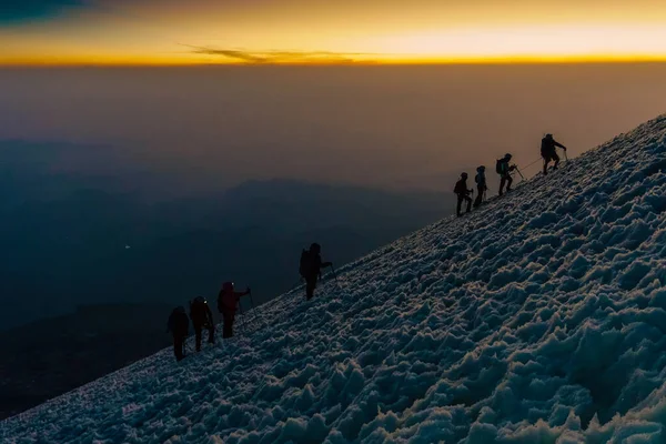 Siluety horolezců při východu slunce — Stock fotografie