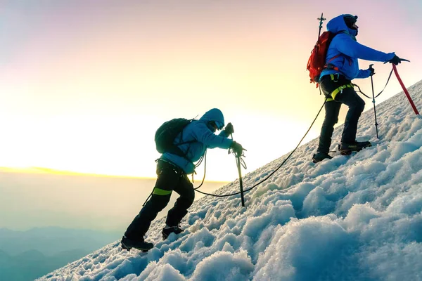 Dos escaladores en el glaciar del volcán pico de orizaba —  Fotos de Stock