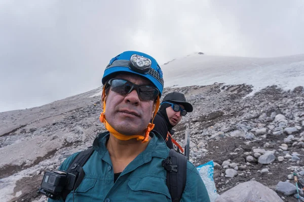 Retrato de montañista en el glaciar del volcán — Foto de Stock