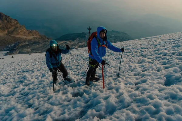 Dos escaladores en el glaciar del volcán pico de orizaba — Foto de Stock