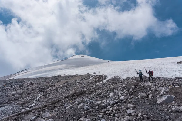 Due alpinisti che camminano sul ghiaccio — Foto Stock