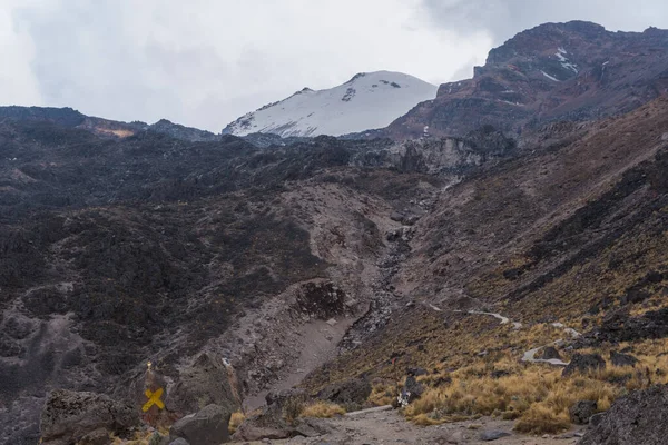 Een panoramisch uitzicht vanuit de beschutting van de orizaba piek vulkaan — Stockfoto