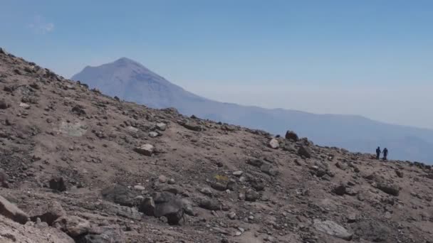 Meksika 'da dağa tırmanan bir adam. — Stok video