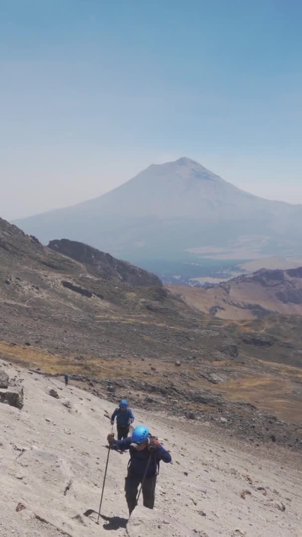 Hombre senderismo retrato con mochila caminando en la naturaleza — Vídeo de stock