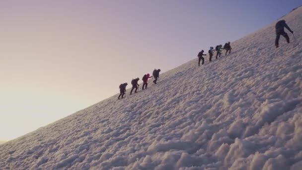 Silhouetten van bergbeklimmers bij zonsopgang op de top van orizaba — Stockvideo