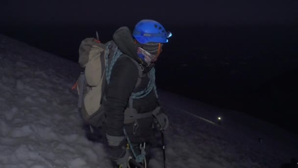 Силуэт альпиниста на восходе солнца с ледорубом в руке — стоковое видео