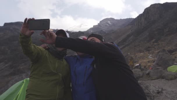 Un grupo de amigos tomando una foto en las montañas — Vídeos de Stock