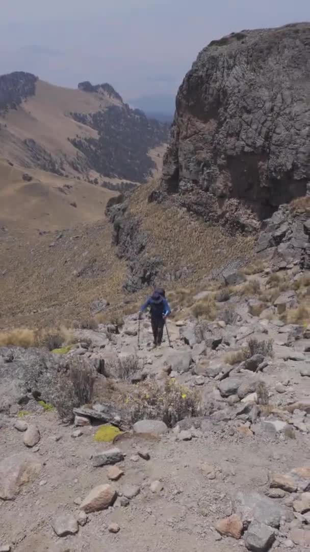 Ζευγάρι με τα πόδια στο βουνό σε ένα ηλιόλουστο φόντο — Αρχείο Βίντεο