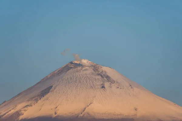 Snowy crater of popocatepetl volcano —  Fotos de Stock