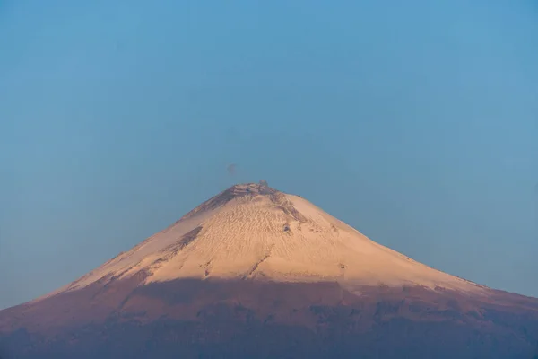 Schneebedeckter Krater des Vulkans Popocatepetl — Stockfoto