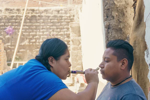 Femme appliquant la médecine ancestrale lotte au Mexique — Photo
