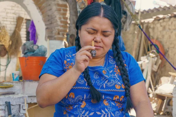 Femme appliquant la médecine ancestrale lotte au Mexique — Photo