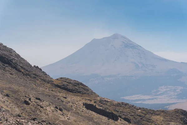 Popocatepetl volcano view from Iztaccihuatl in Mexico — Foto de Stock
