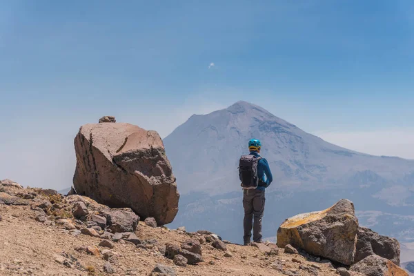 欣赏波波卡皮尔火山景色的人 — 图库照片