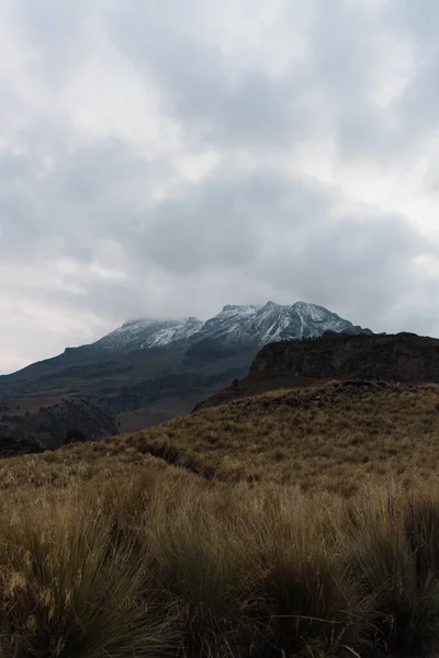 Der schneebedeckte Vulkan Iztaccihuatl — Stockfoto