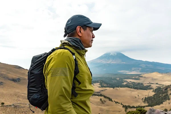 Hombre mirando al volcán popocatepetl —  Fotos de Stock