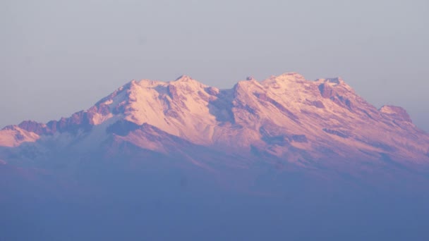 Överst på Iztaccihuatl vulkan täckt med snö i soluppgången — Stockvideo