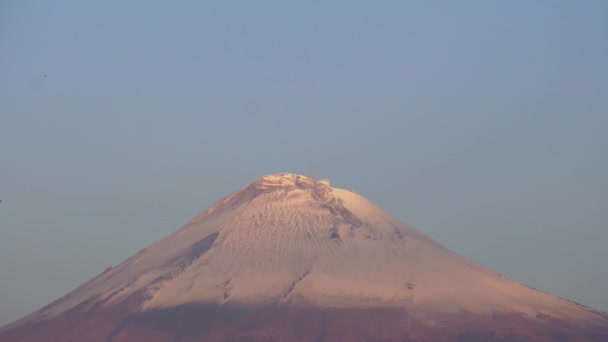 Снежный кратер вулкана Попокатепетл — стоковое видео