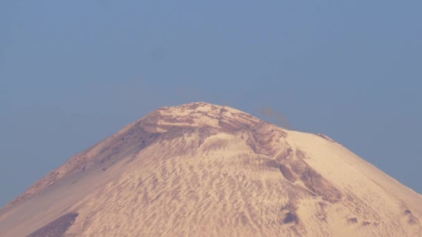 Schneebedeckter Krater des Vulkans Popocatepetl — Stockvideo